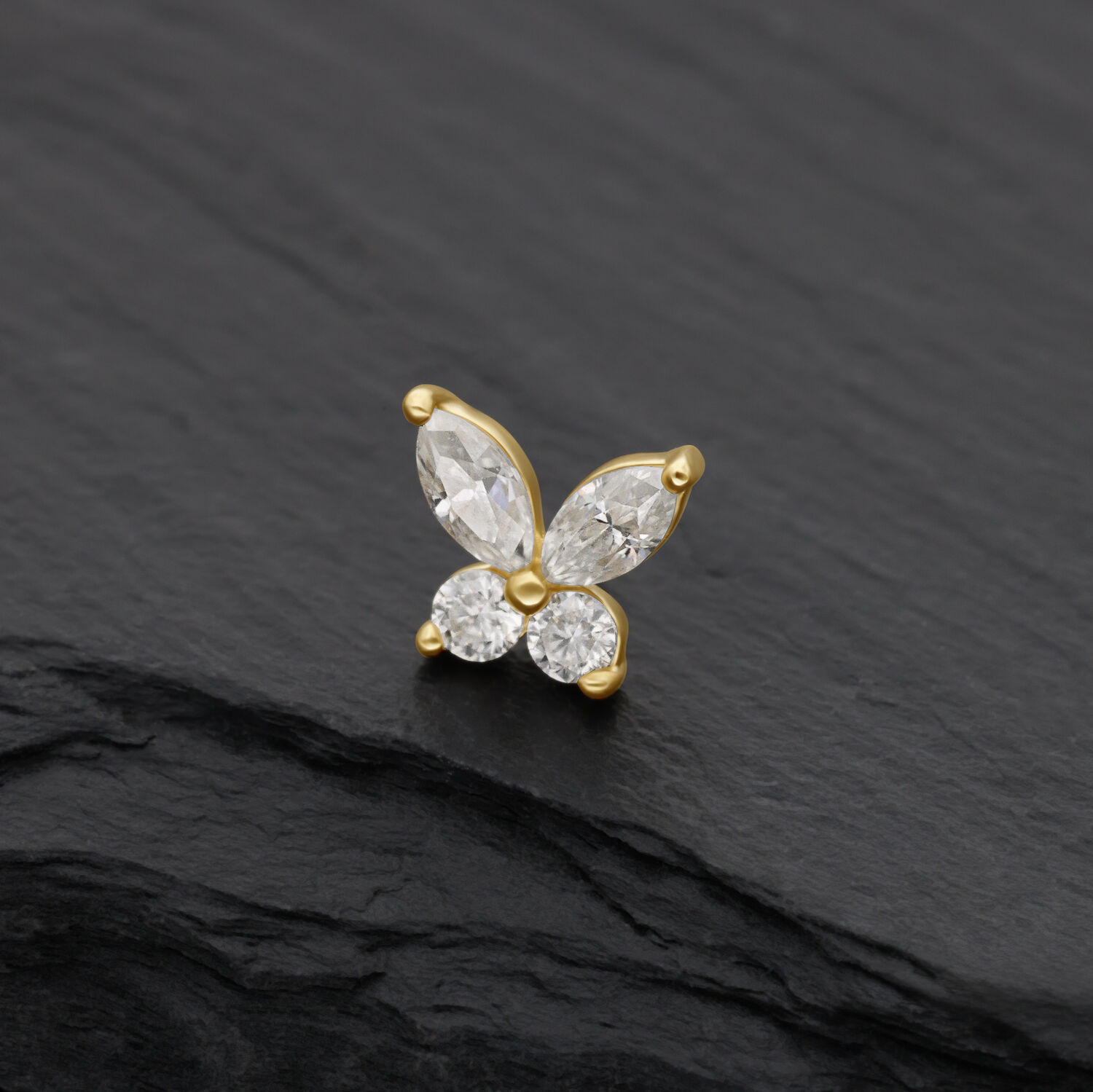 Farfalla d'oro con pietre di moissanite su sfondo nero