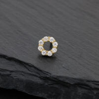 14K Oro Moissanite Corona Top Top per piercing dorato a forma di corona con moissaniti su sfondo nero