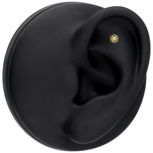 Fiore dorato in oro 14K con moissanite su modello di orecchio nero