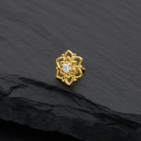 Attacco floreale in oro con moissanite su ardesia nera