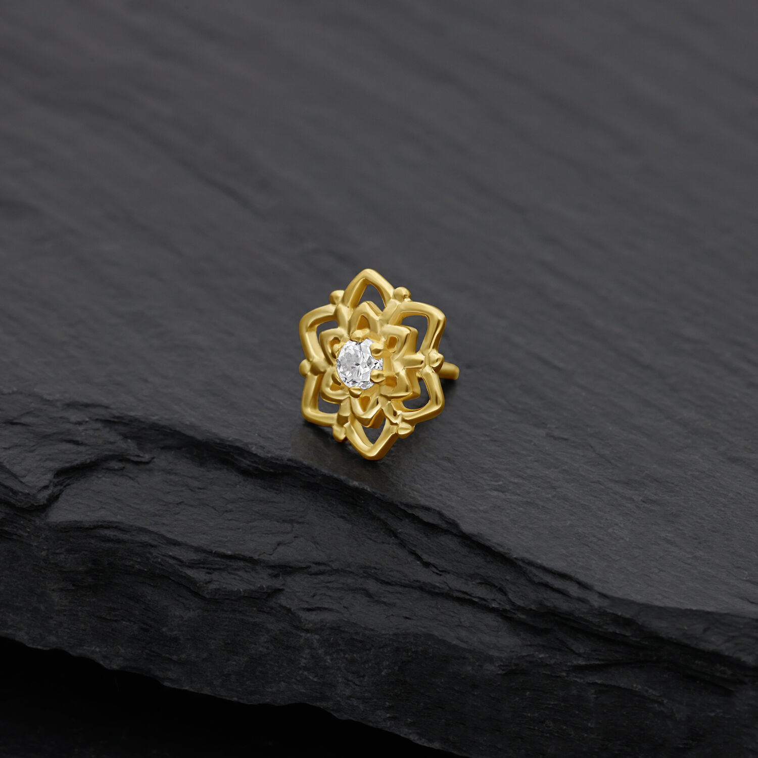 Attacco floreale in oro con moissanite su ardesia nera