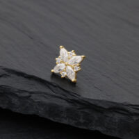 Fiore in oro moissanite su ardesia nera