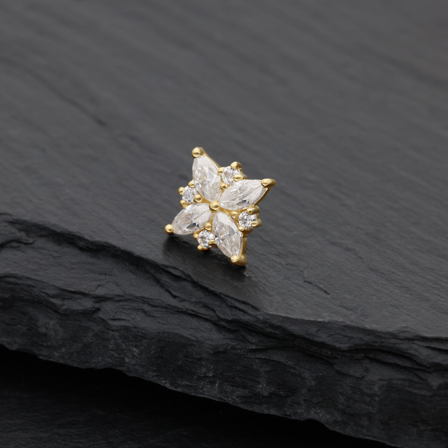Fiore in oro moissanite su ardesia nera