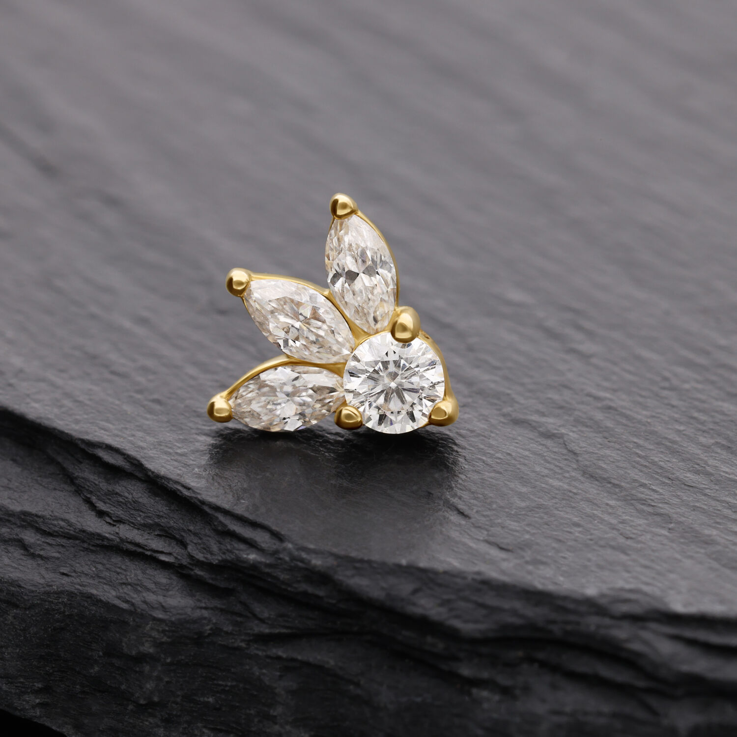 Attacco Lotus dorato con moissanite su pietra nera