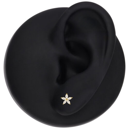 Attacco floreale in moissanite dorato su modello di orecchio nero