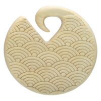 Peso rotondo per orecchie in legno chiaro con motivo a onde su sfondo bianco
