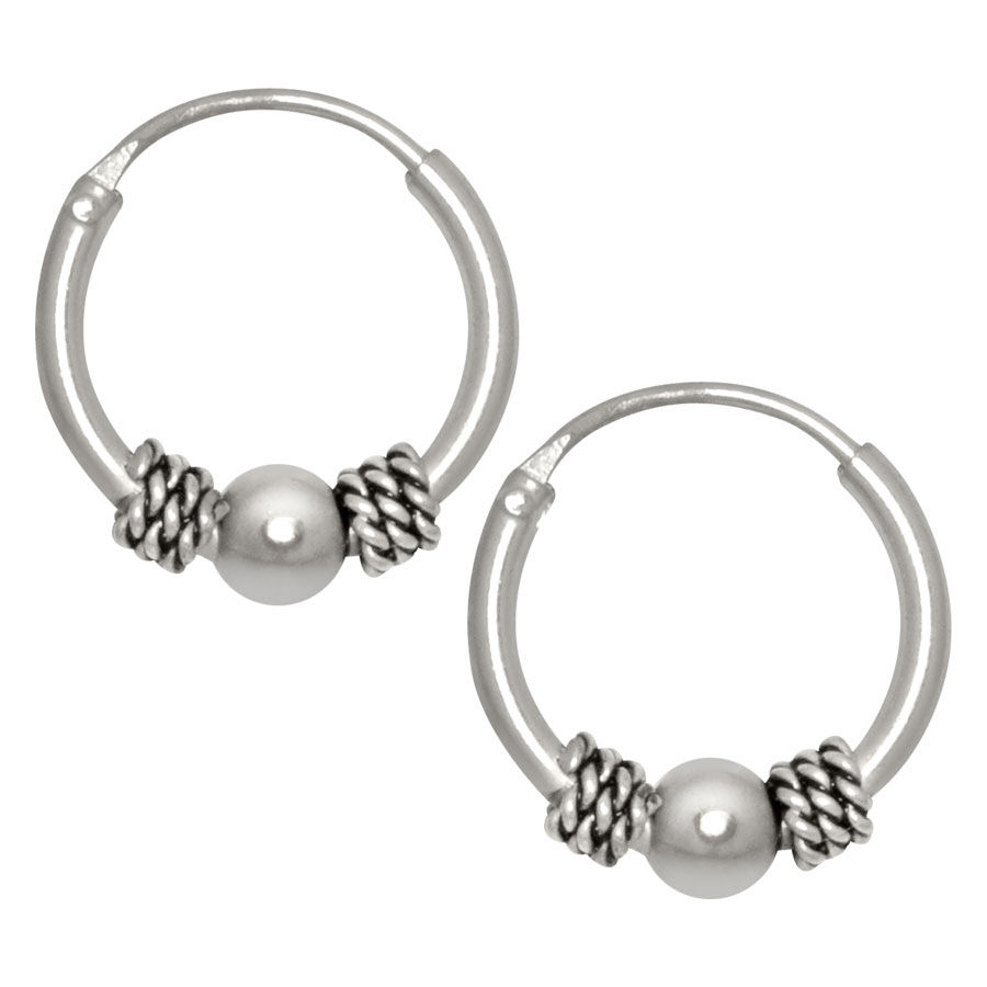 Due orecchini a cerchio in argento con sfera e design intrecciato su sfondo bianco