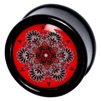 Plug nero con decorazione mandala rossa su sfondo bianco