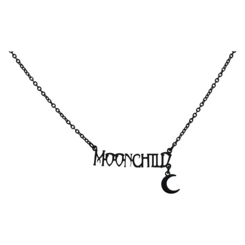 Collana nera con scritta 'Moonchild' e piccolo ciondolo a forma di luna su sfondo bianco