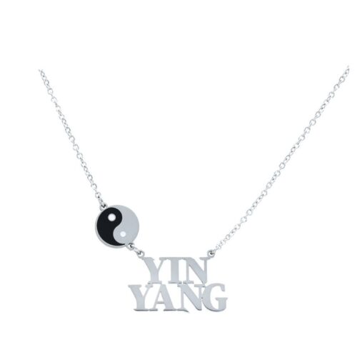 Collana Yin Yang in argento con ciondolo nero e bianco su sfondo bianco