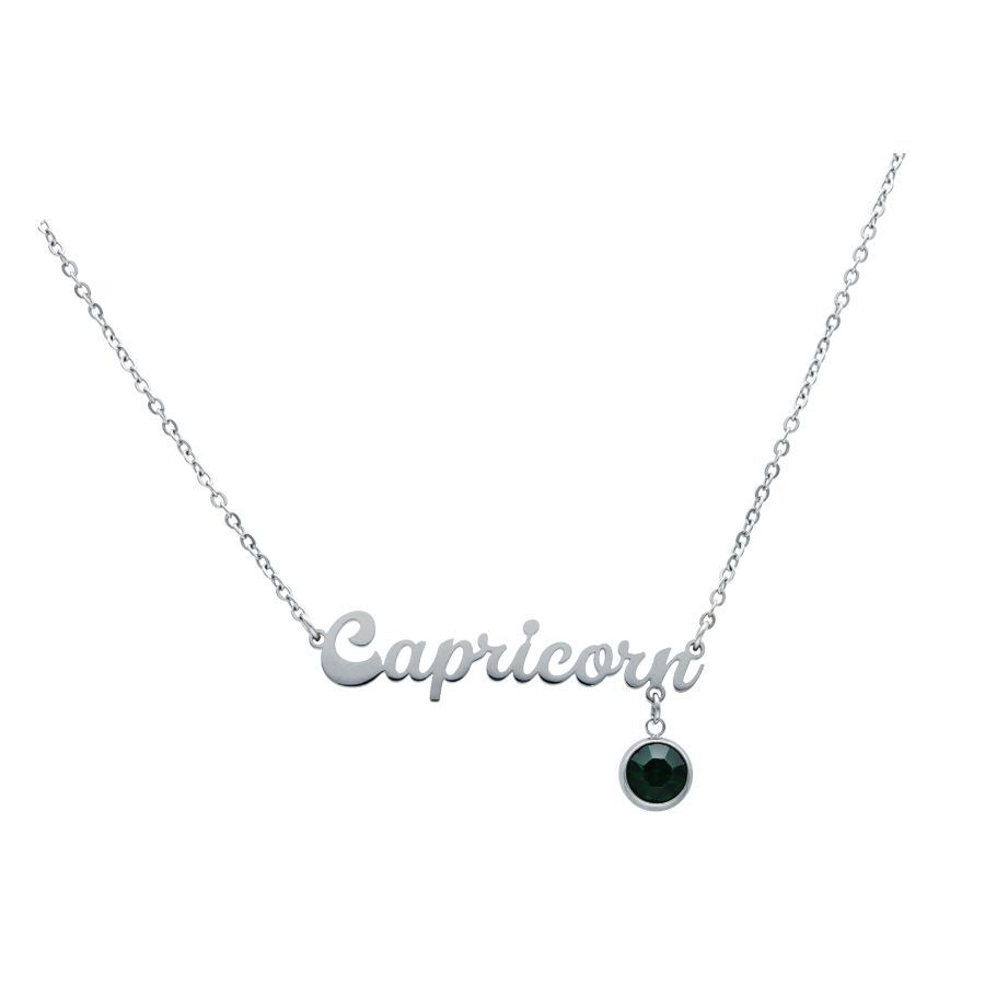 Collana Capricorno in argento con ciondolo Collana in argento con scritta Capricorno e ciondolo nero su sfondo bianco