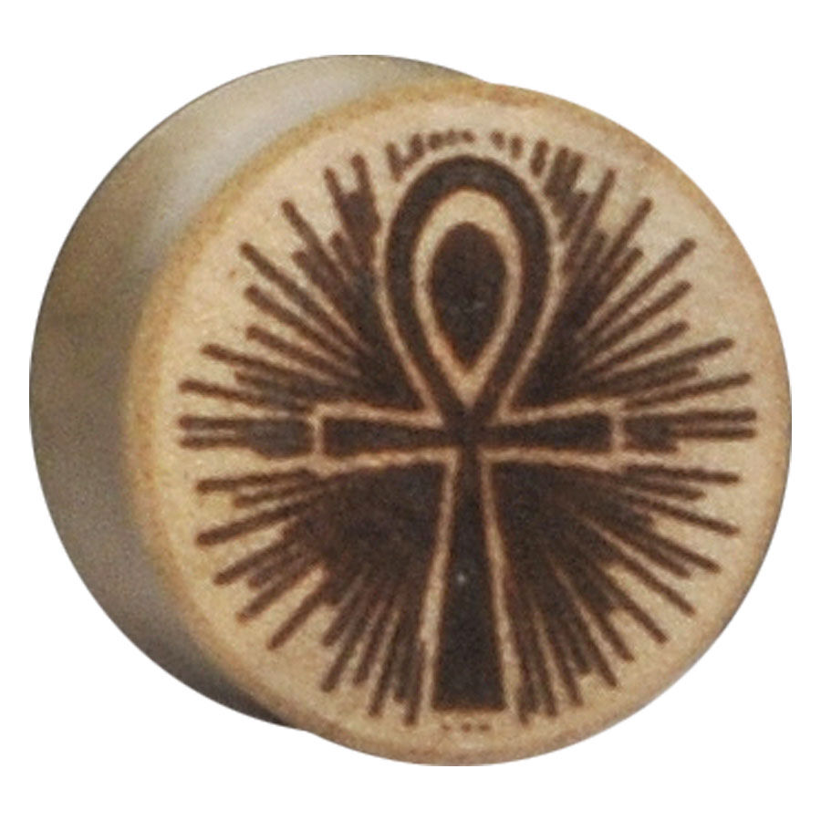 Plug in legno con incisione Ankh di Wildcat Plug in legno con simbolo Ankh e motivo a raggi su sfondo chiaro