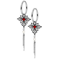 Orecchini a cerchio argento con design Sacred Heart nero e cuore rosso su sfondo bianco