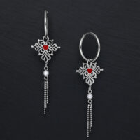 Cerchi in argento con design Sacred Heart e dettagli rossi su sfondo nero