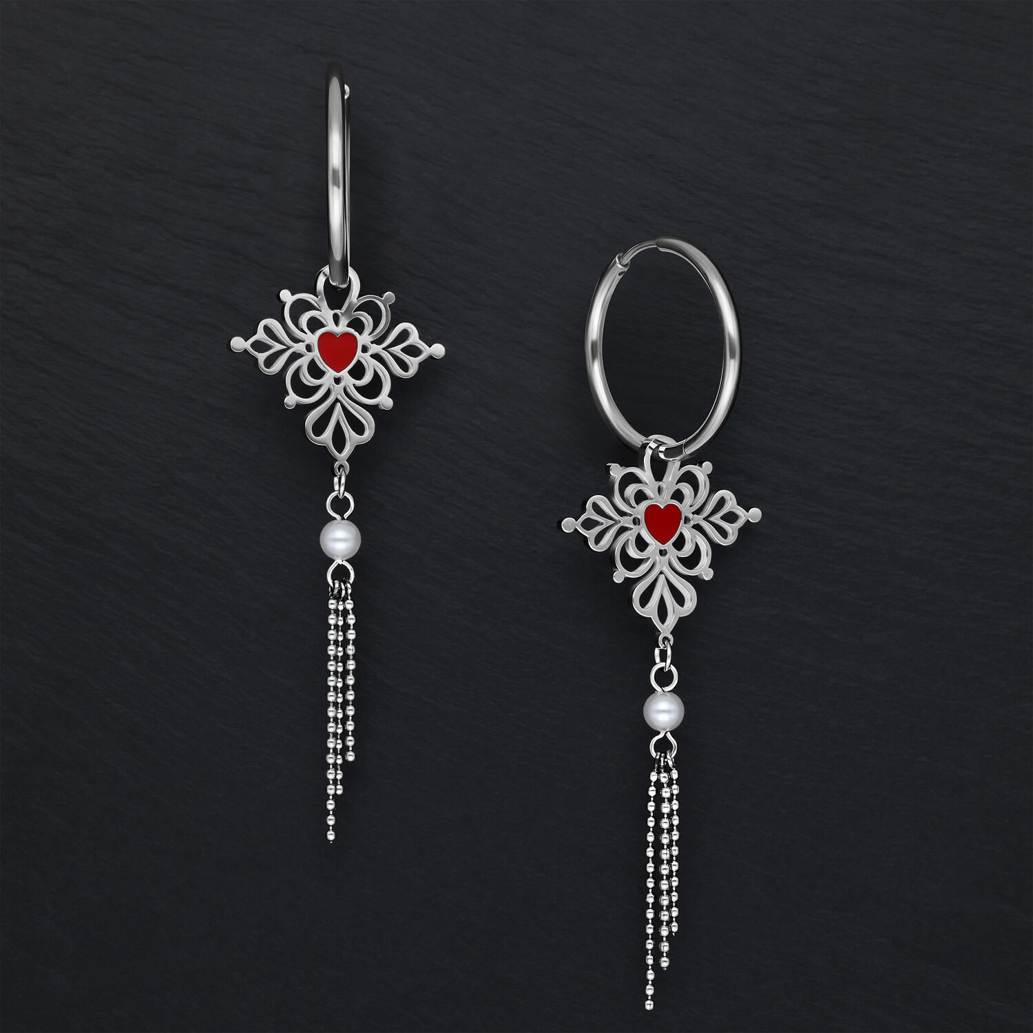 Cerchi in argento con design Sacred Heart e dettagli rossi su sfondo nero
