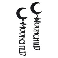 Orecchini neri in acciaio chirurgico con design di luna e scritta su sfondo bianco
