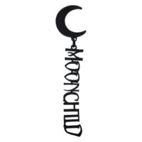 Orecchini neri con motivo lunare e scritta 'Moonchild' su sfondo bianco