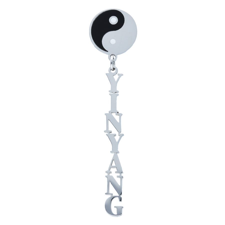 Orecchini Yin Yang in acciaio chirurgico Orecchini Yin Yang in argento con pendente su sfondo bianco