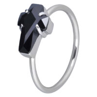 Anello d'argento con cristallo nero a croce Anello a croce d'argento con cristallo nero su sfondo bianco