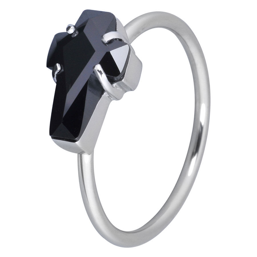 Anello d'argento con cristallo nero a croce Anello a croce d'argento con cristallo nero su sfondo bianco