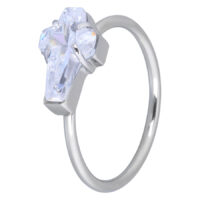 Anello incrociato in argento con cristallo chiaro Anello argento con croce cristallina su sfondo bianco