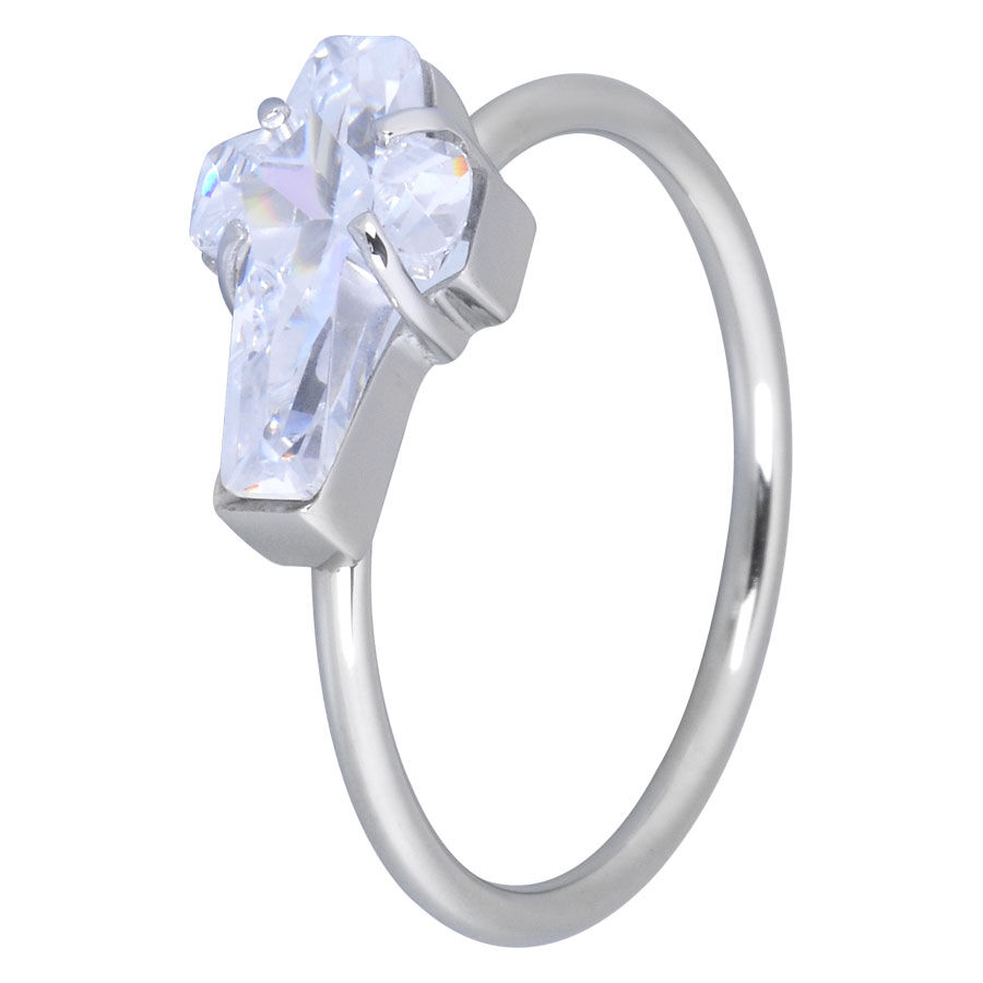 Anello incrociato in argento con cristallo chiaro Anello argento con croce cristallina su sfondo bianco