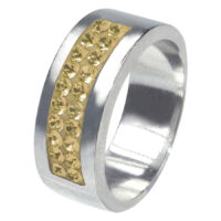 Anello d'argento con cristalli gialli, misura 48 Anello d'argento con due file di cristalli gialli su sfondo bianco