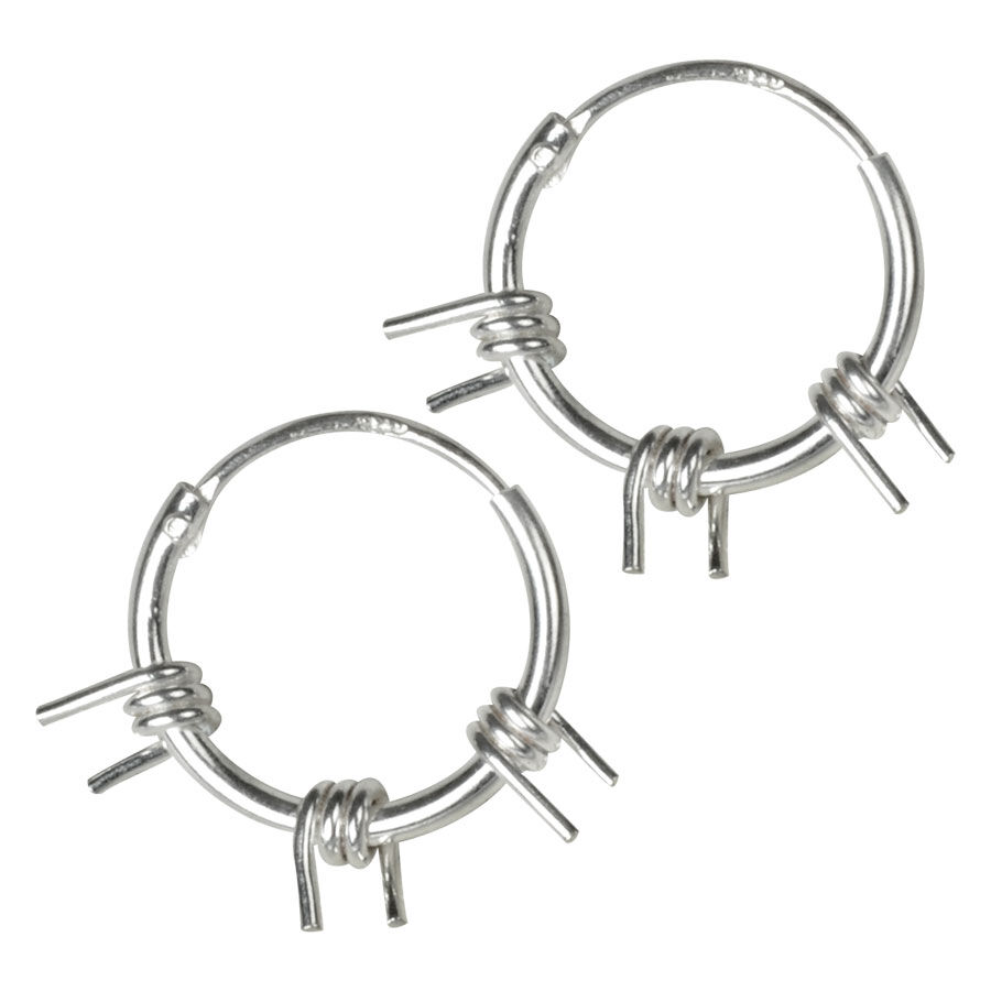 Due orecchini argento con design a doppio mesh su sfondo bianco