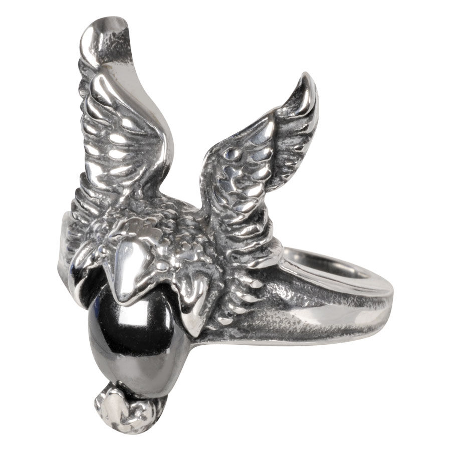 Anello d'argento in acciaio chirurgico con pietra nera e ali su sfondo bianco