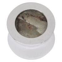 Plug d'argento con inserto in Outback Jasper Plug d'argento in acciaio chirurgico con inserto rotondo in Outback Jasper su sfondo bianco