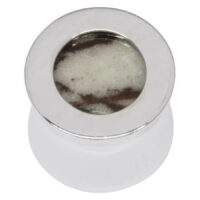 Plug in argento con intarsio di Outback Jasper Plug in argento con intarsio rotondo di Outback Jasper su sfondo bianco