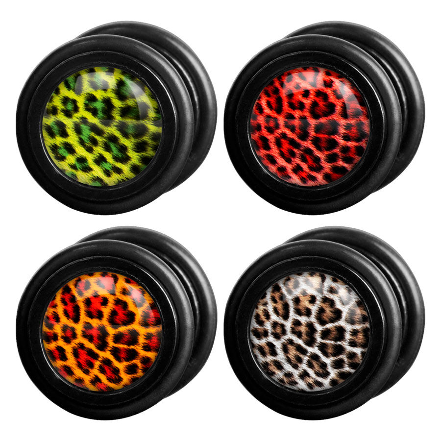 Quattro colorati fake plug leopardo in nero con motivi blu, rosso, arancione e verde su sfondo bianco