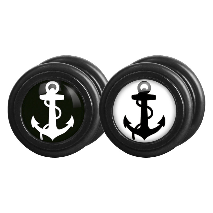 Zwei schwarze Fake Plugs mit weißen Anker-Motiv auf schwarzem und weißem Hintergrund