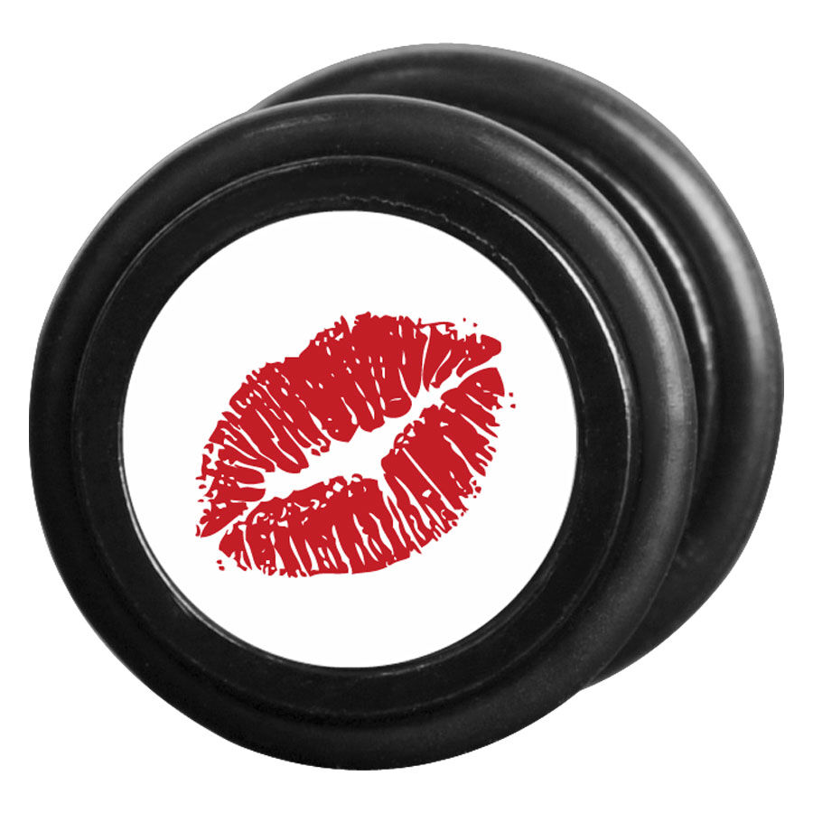 Finto plug nero con design di bacio rosso su sfondo bianco
