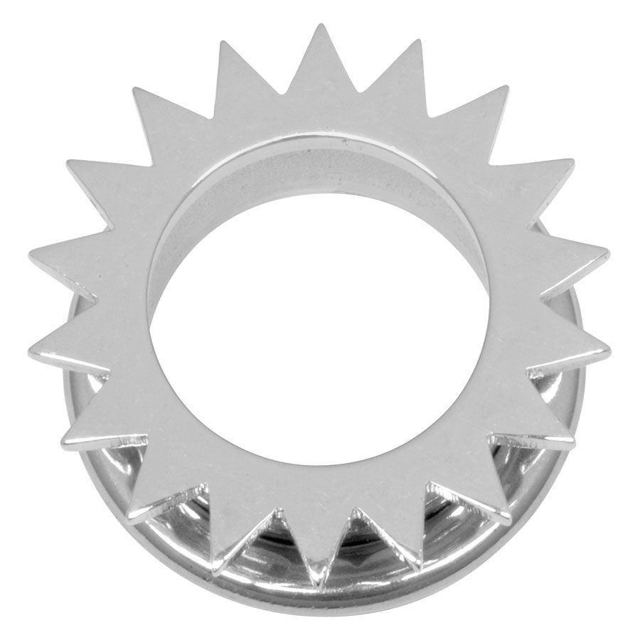 Tunnel piercing in argento con design a forma di sole su sfondo bianco