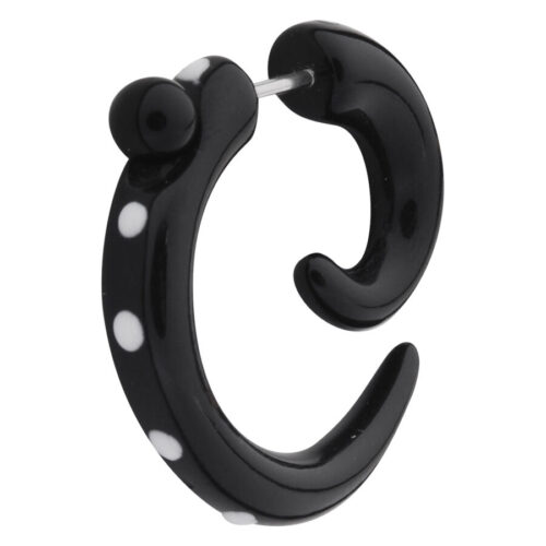 Orecchino nero con punti bianchi su sfondo bianco