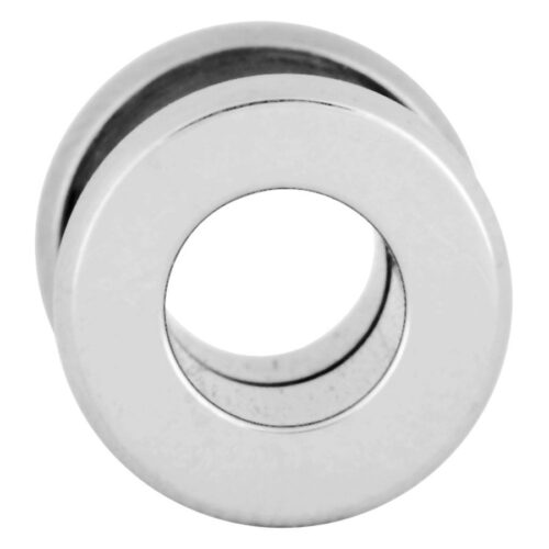 Tunnel flesh argento in acciaio chirurgico con filettatura interna su sfondo bianco