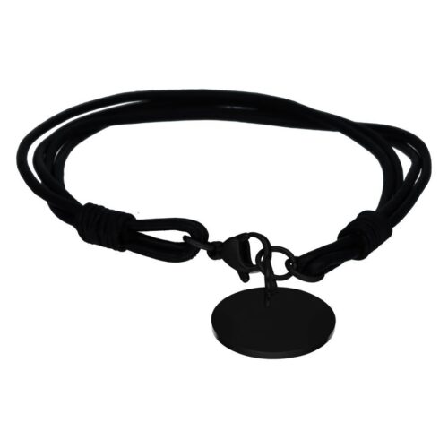 Bracciale nero con ciondolo rotondo su sfondo bianco