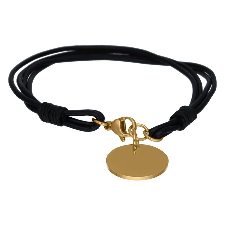 Bracciale in pelle nera con ciondolo rotondo dorato su sfondo bianco