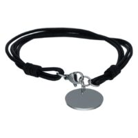 Bracciale in pelle nera con piastra rotonda in argento personalizzabile su sfondo bianco