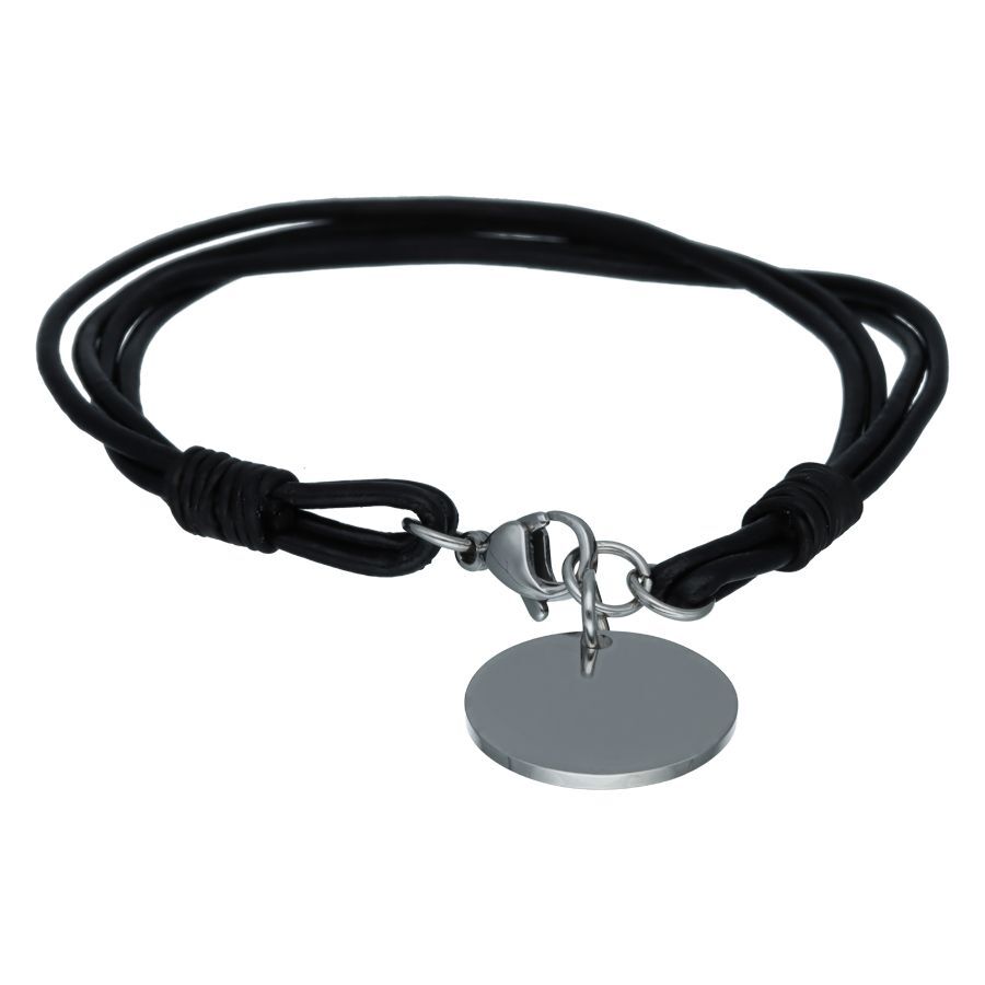 Bracciale in pelle nera con piastra rotonda in argento personalizzabile su sfondo bianco