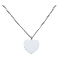 Collana argento con ciondolo a cuore incidibile, sfondo neutro