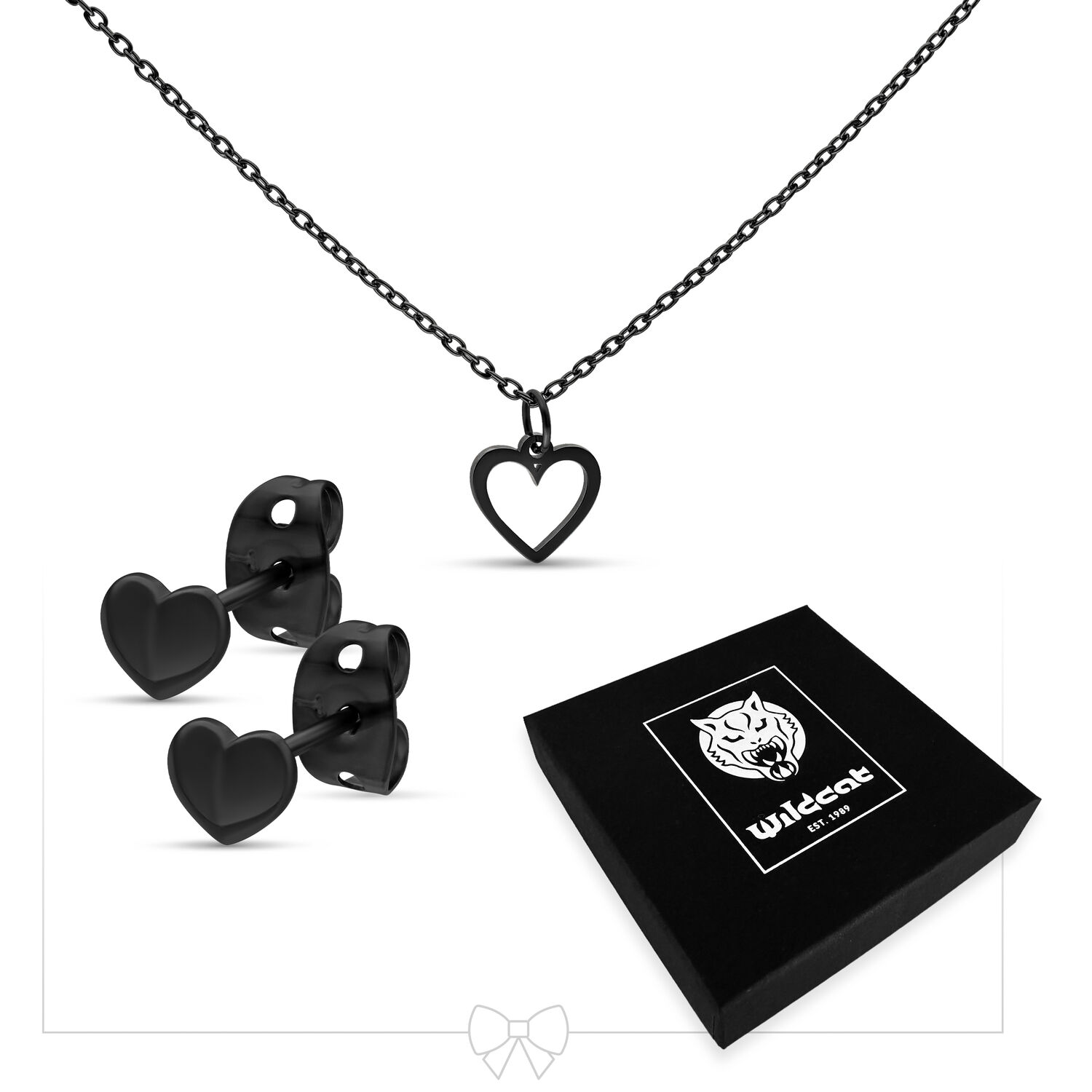 Set di collana cuore nero con orecchini su sfondo bianco