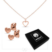 Set di gioielli a cuore in oro rosa con collana e orecchini su sfondo bianco