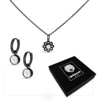 Collana e orecchini con fiori di cristallo nero su sfondo bianco