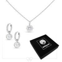 Collana d'argento con ciondolo a forma di fiore e orecchini abbinati su sfondo bianco