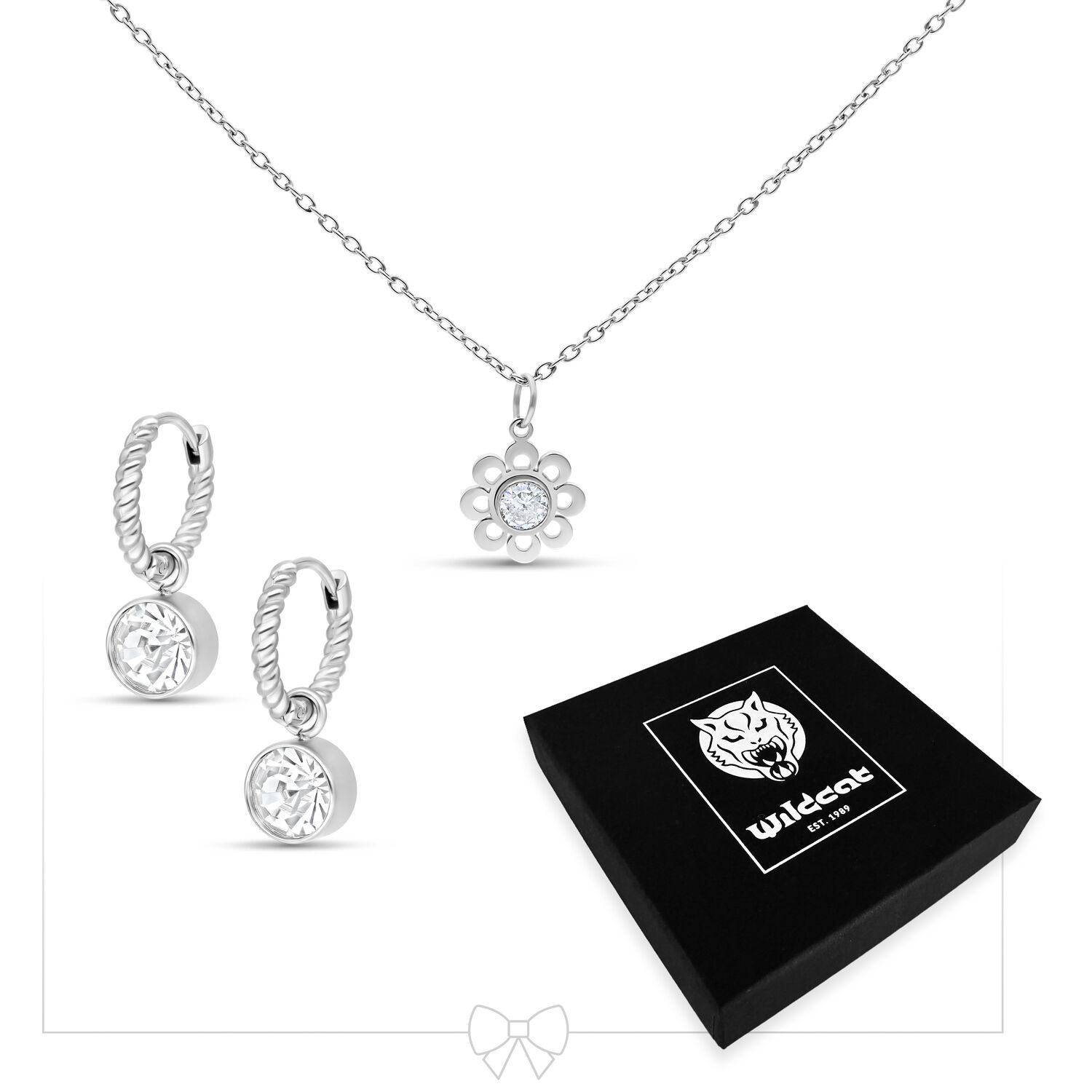 Collana d'argento con ciondolo a forma di fiore e orecchini abbinati su sfondo bianco