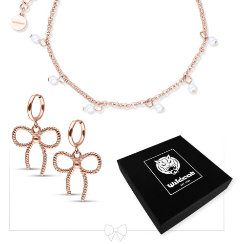 Bracciale con piccole perle e orecchini a fiocco in oro rosa su sfondo bianco
