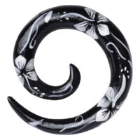 Spirale espansiva nera in legno con motivi floreali bianchi su sfondo neutro