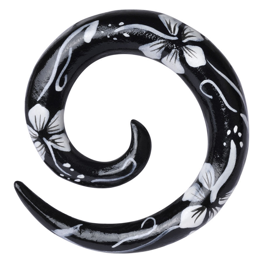 Spirale in legno nero con fiori bianchi Spirale espansiva nera in legno con motivi floreali bianchi su sfondo neutro